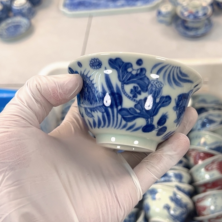 瓷片白青花鱼藻纹压手杯主人杯全品
