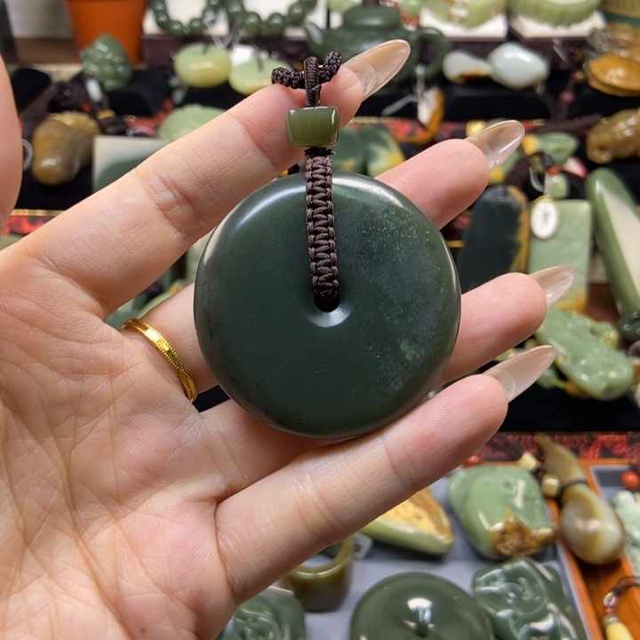 颈饰未镶嵌岫岩老玉（透闪石质玉）