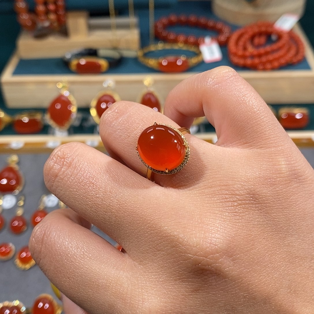 南红玛瑙18K金镶嵌戒指
