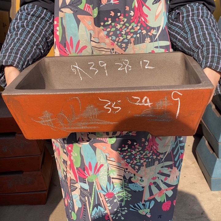 紫砂花盆只顾看手机和