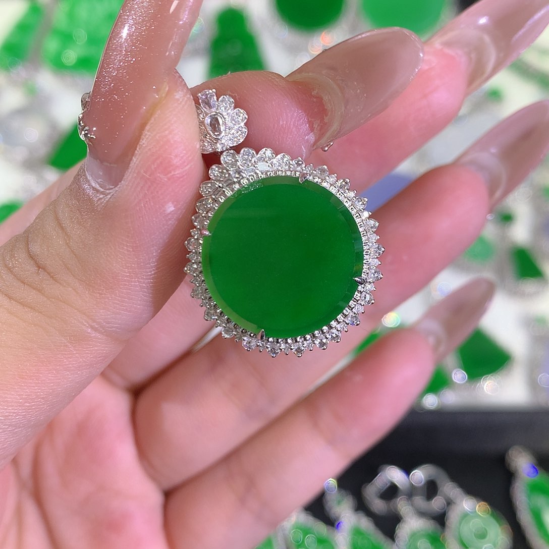 翡翠颈饰18K金镶嵌小*仁1111111111