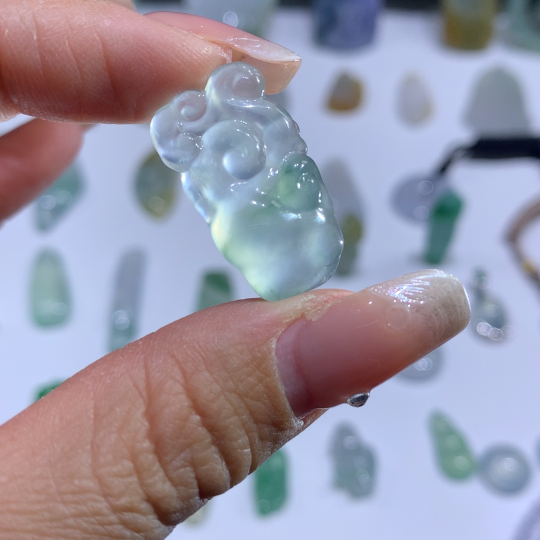 翡翠颈饰未镶嵌如意