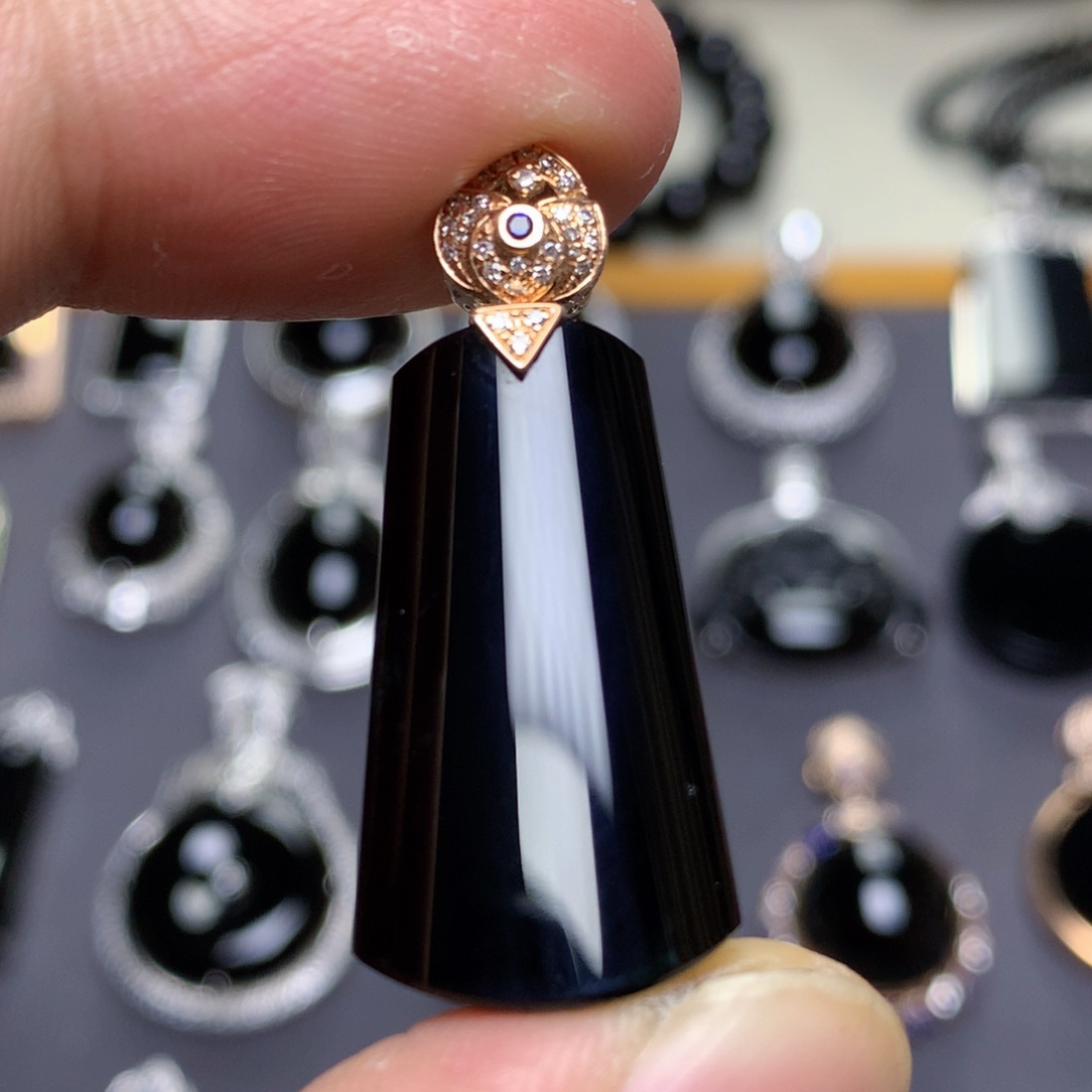 颈饰18K金镶嵌翡翠墨翠无事牌