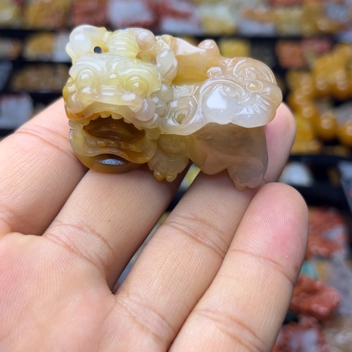 未镶嵌石英质玉（黄龙玉）颈饰