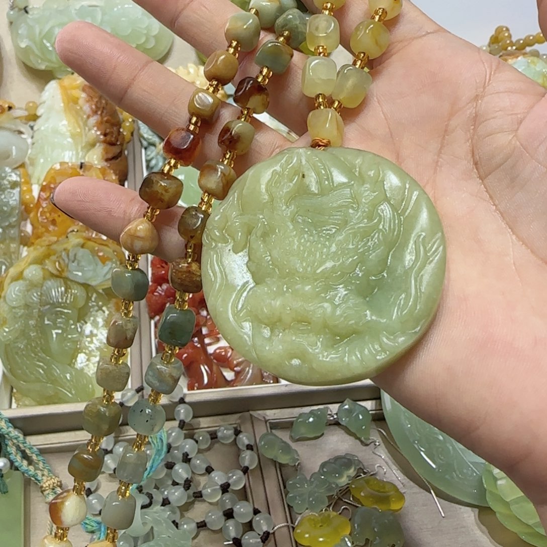 未镶嵌蛇纹石玉吊坠