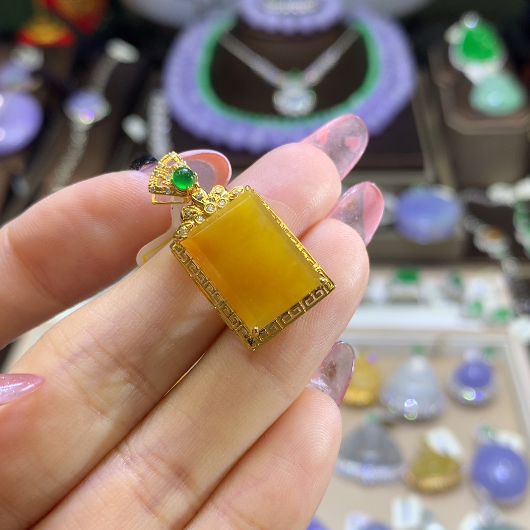 翡翠颈饰18K金镶嵌翡翠