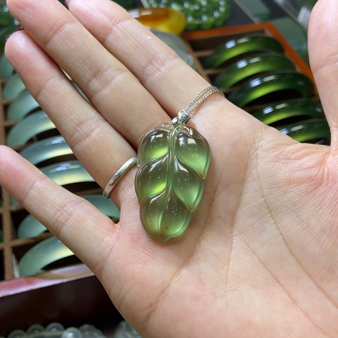 蛇纹石玉吊坠未镶嵌