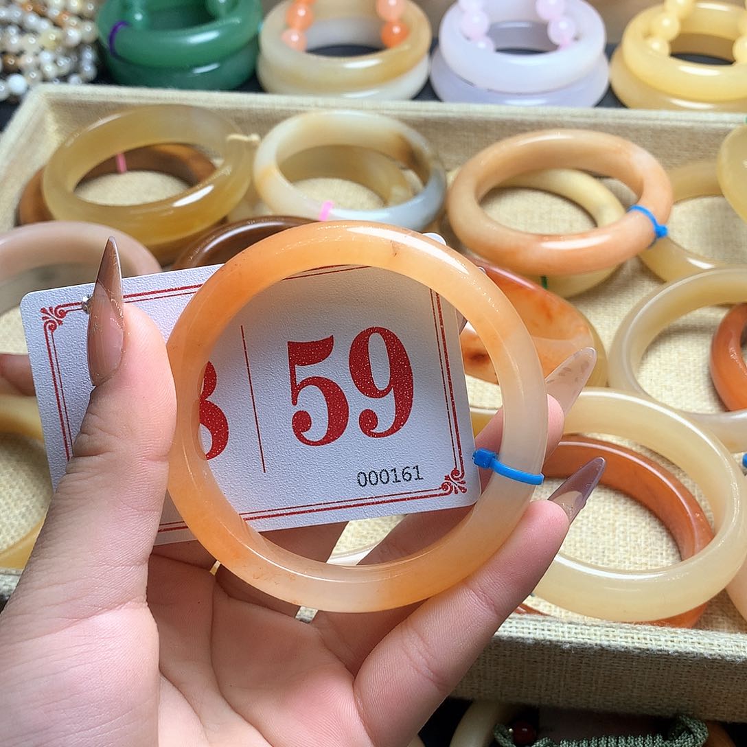 未镶嵌石英质玉（黄龙玉）手镯