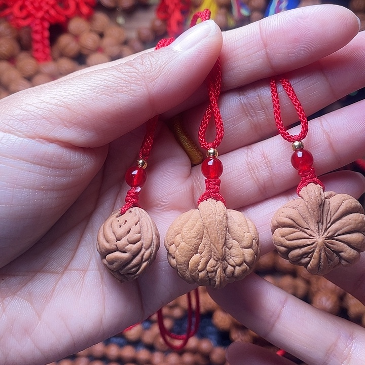 木质类龙纹桃枭挂件