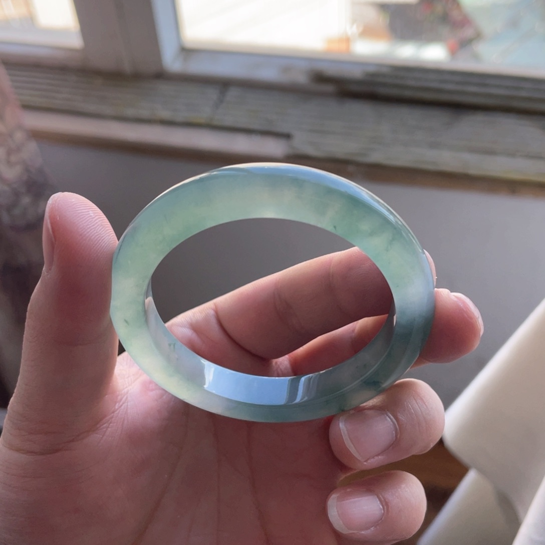 翡翠手镯未镶嵌海蓝之谜