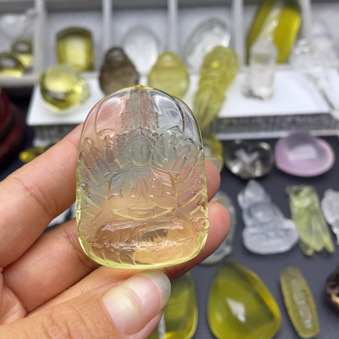 小***瀚未镶嵌烟晶颈饰雕刻