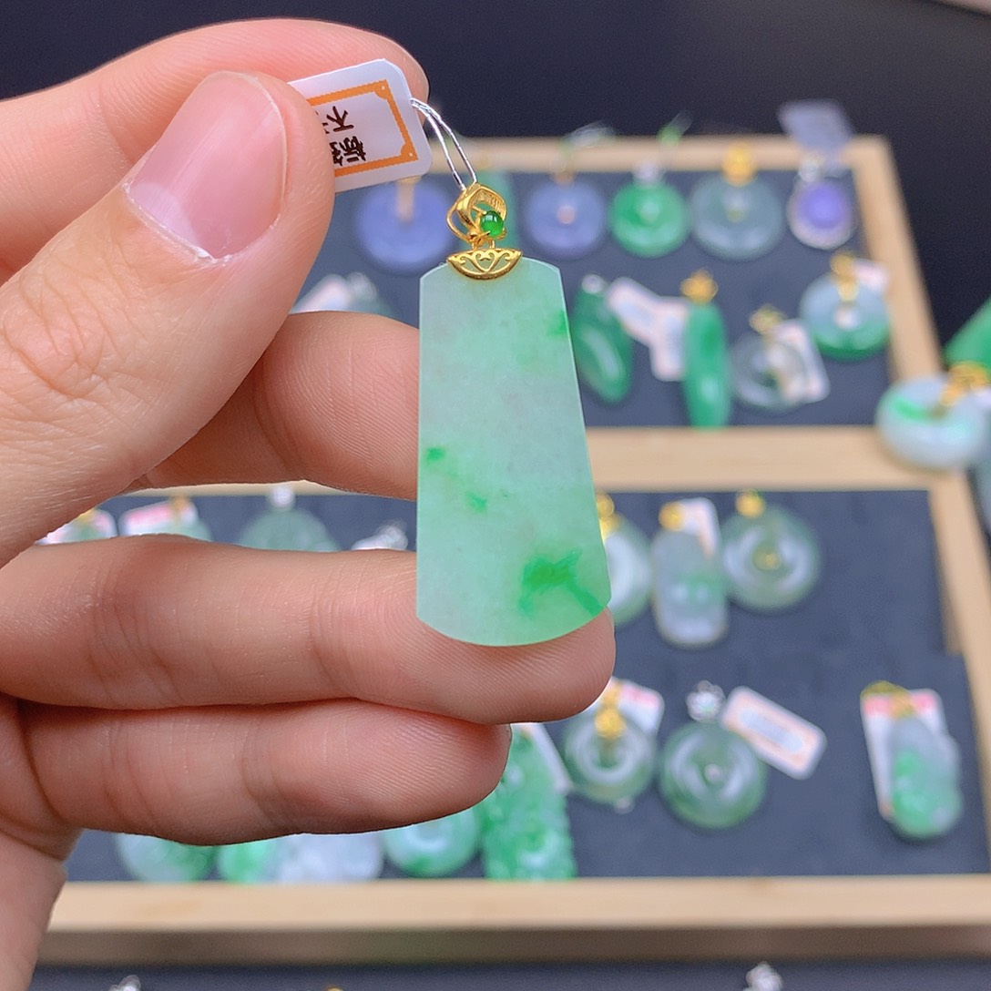 翡翠颈饰18K金镶嵌翡翠