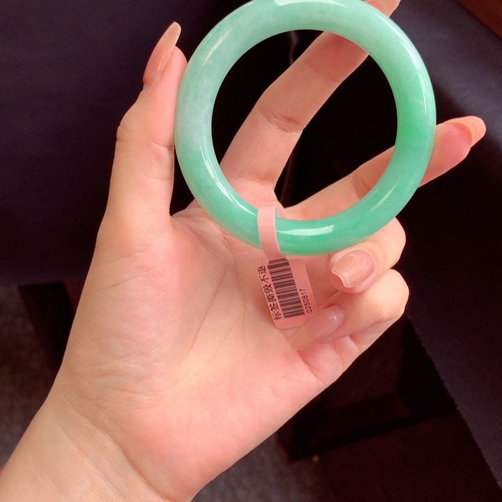 弟***酪翡翠手镯（贵妃镯）未镶嵌翡翠
