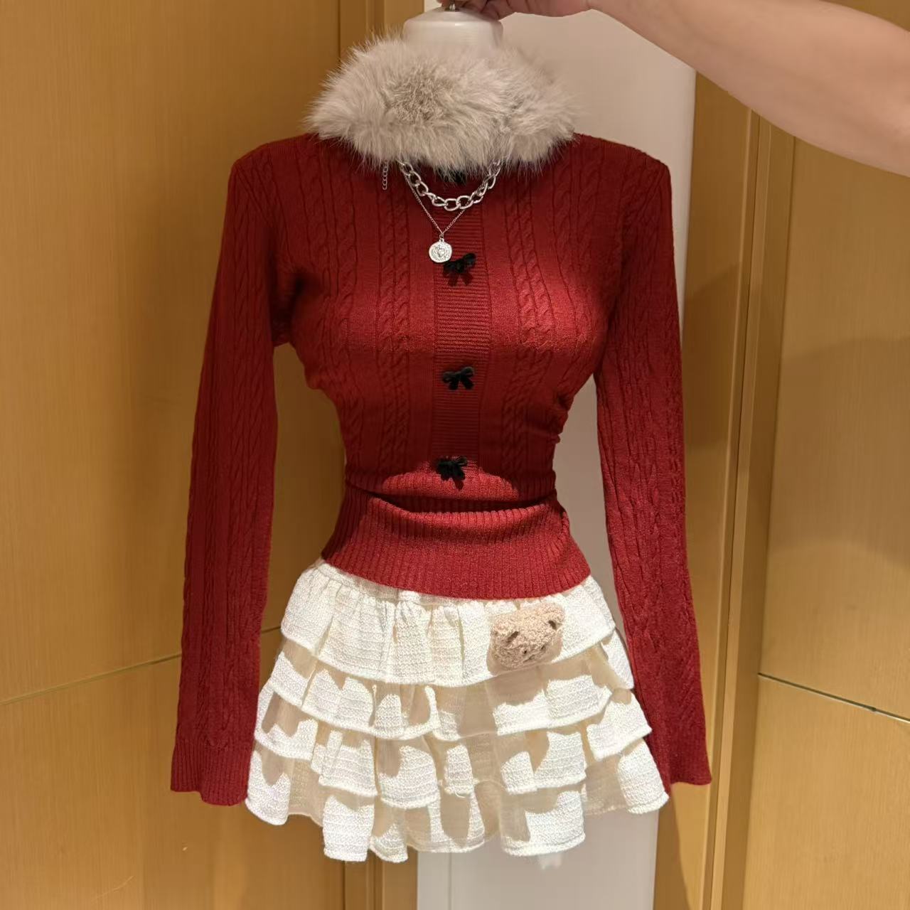 贝蒂少女红色纯欲毛衣+杏色短裙