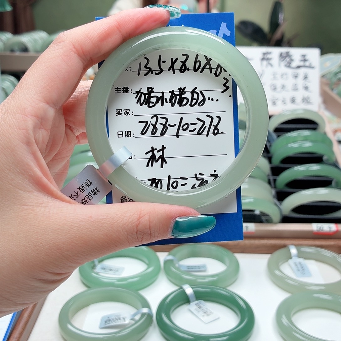 猪***姐未镶嵌手镯石英质玉
