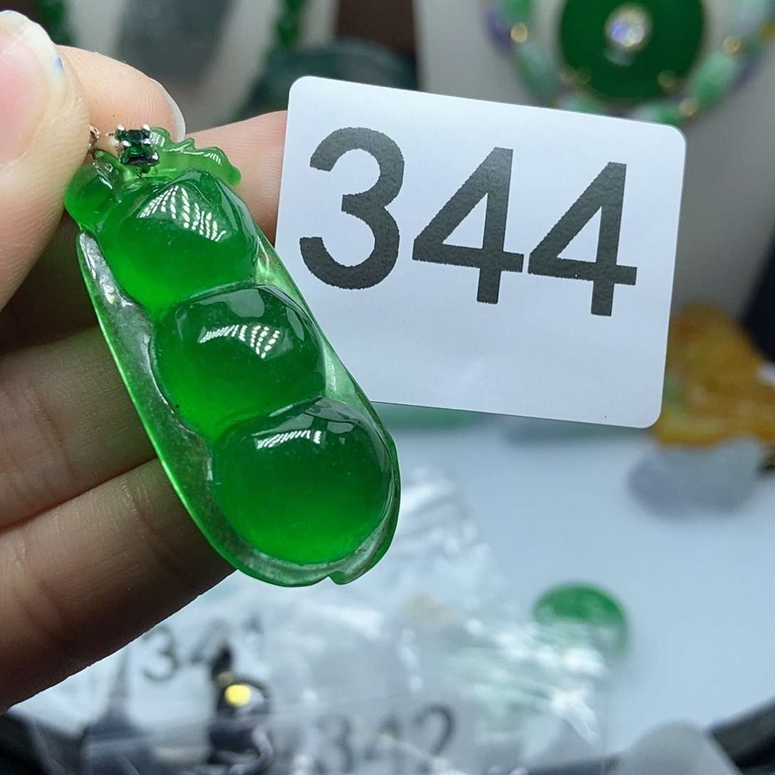 翡翠吊坠(赠链)未镶嵌