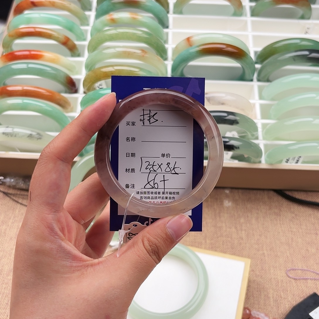 彬***彬石英质玉未镶嵌手镯