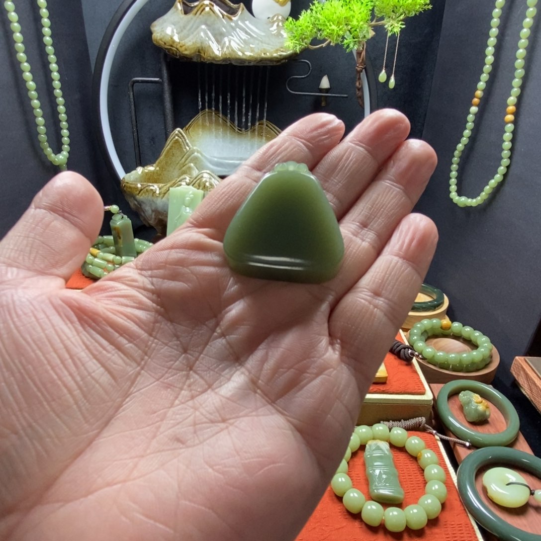 岫岩老玉（透闪石质玉）吊坠未镶嵌