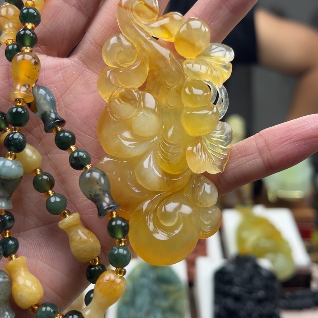 岫玉未镶嵌颈饰挂件