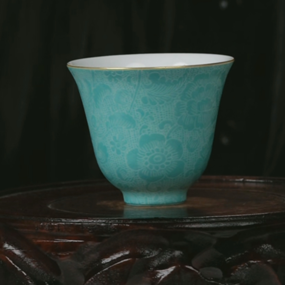 M松石绿釉地轧道花卉纹铃铛杯