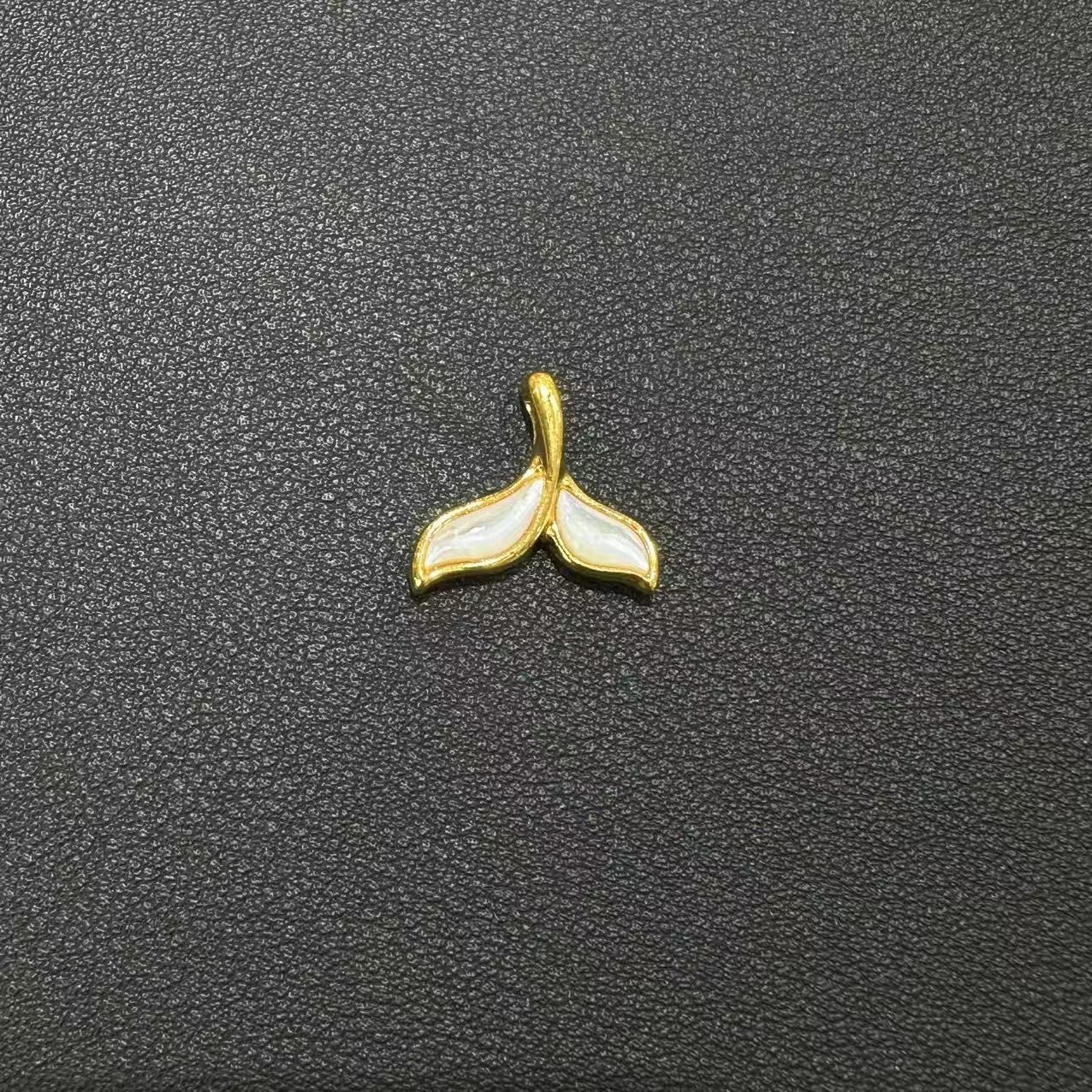 【MS】小鱼尾足 金 999马贝珠裙摆吊坠 赠链（发一件）KCB400