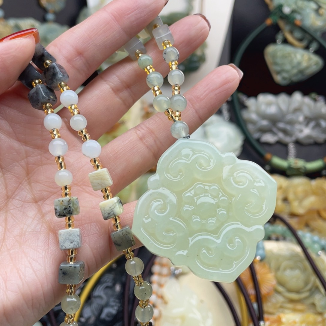 蛇纹石玉颈饰未镶嵌