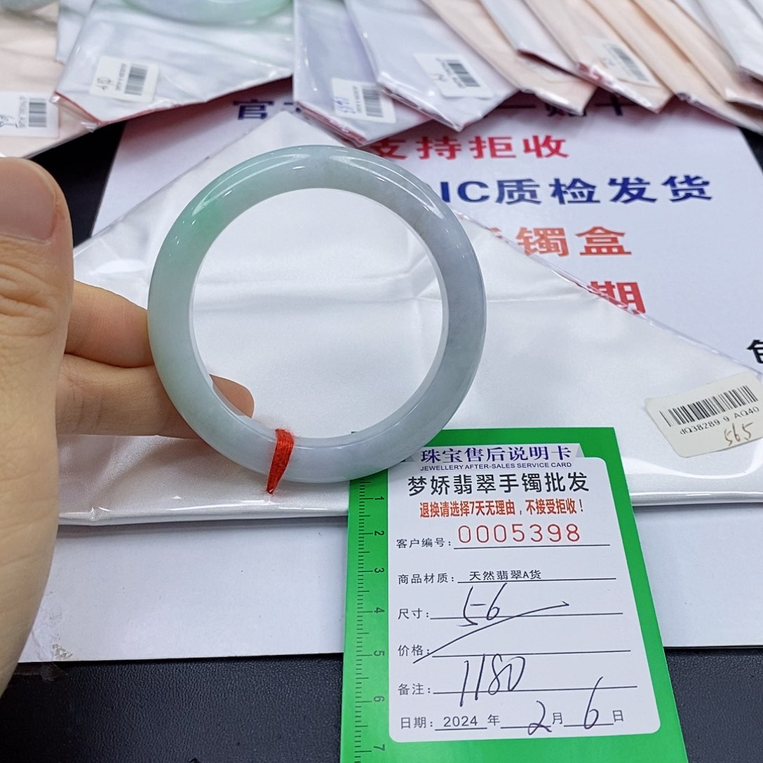 翡翠手镯未镶嵌翡翠手镯