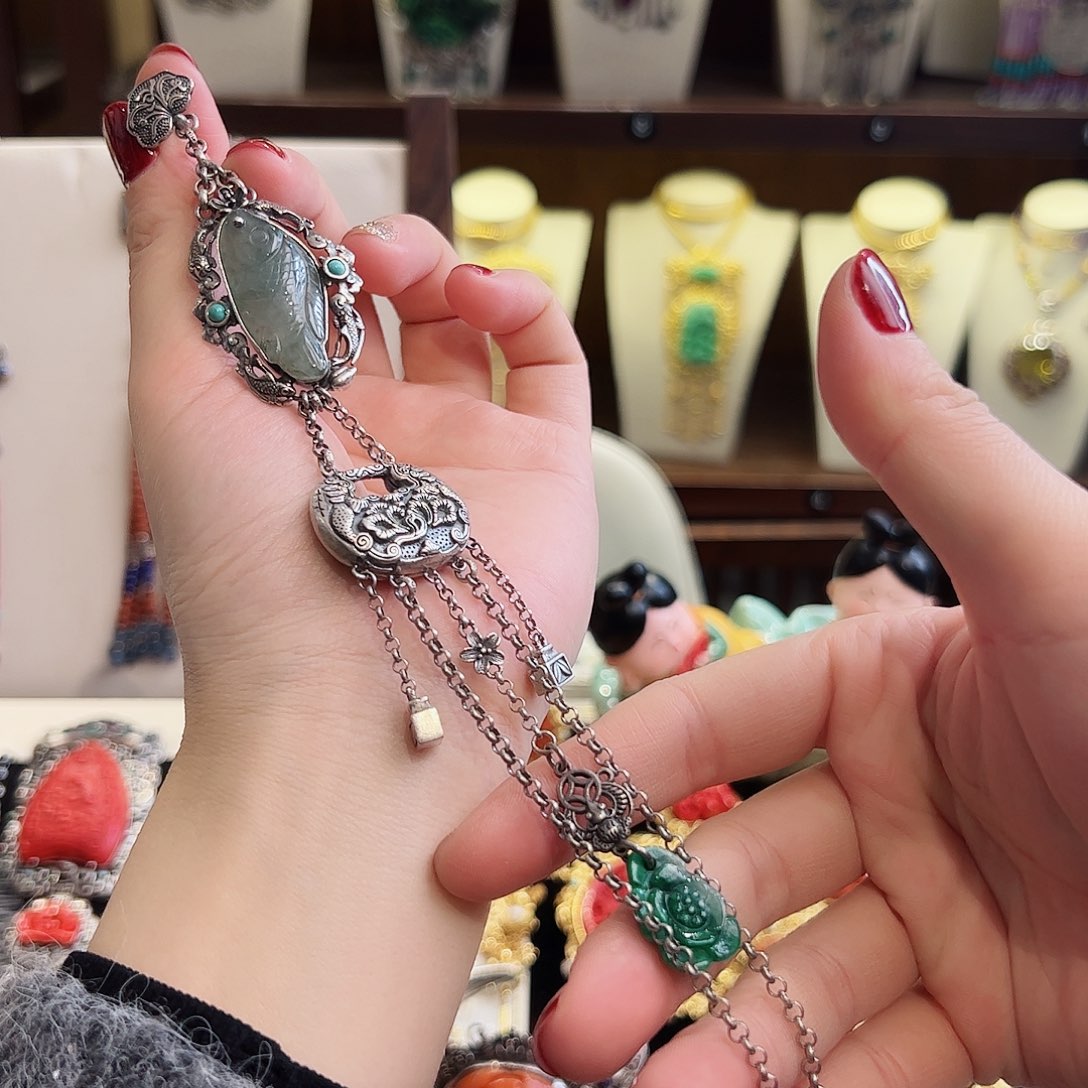 翡翠挂件未镶嵌压襟