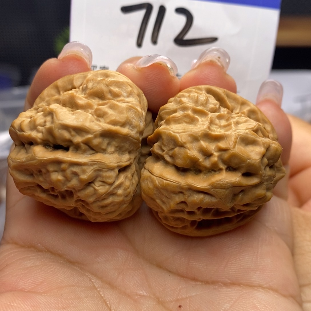 文玩核桃吊坠蛤蟆头边38。 白茶无刀修