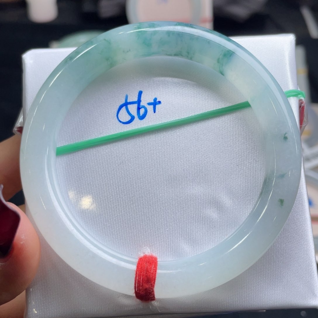 翡翠手镯未镶嵌翡翠手镯