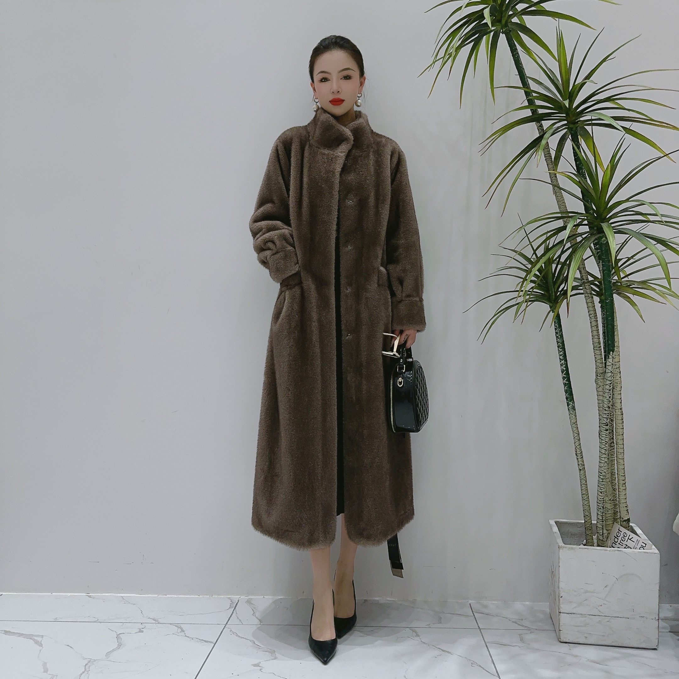 9046咖色气质设计师秋冬长款提花轻奢仿水貂皮草