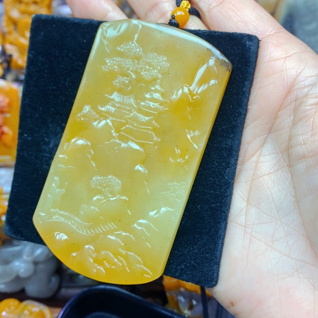 未镶嵌石英质玉（黄龙玉）颈饰