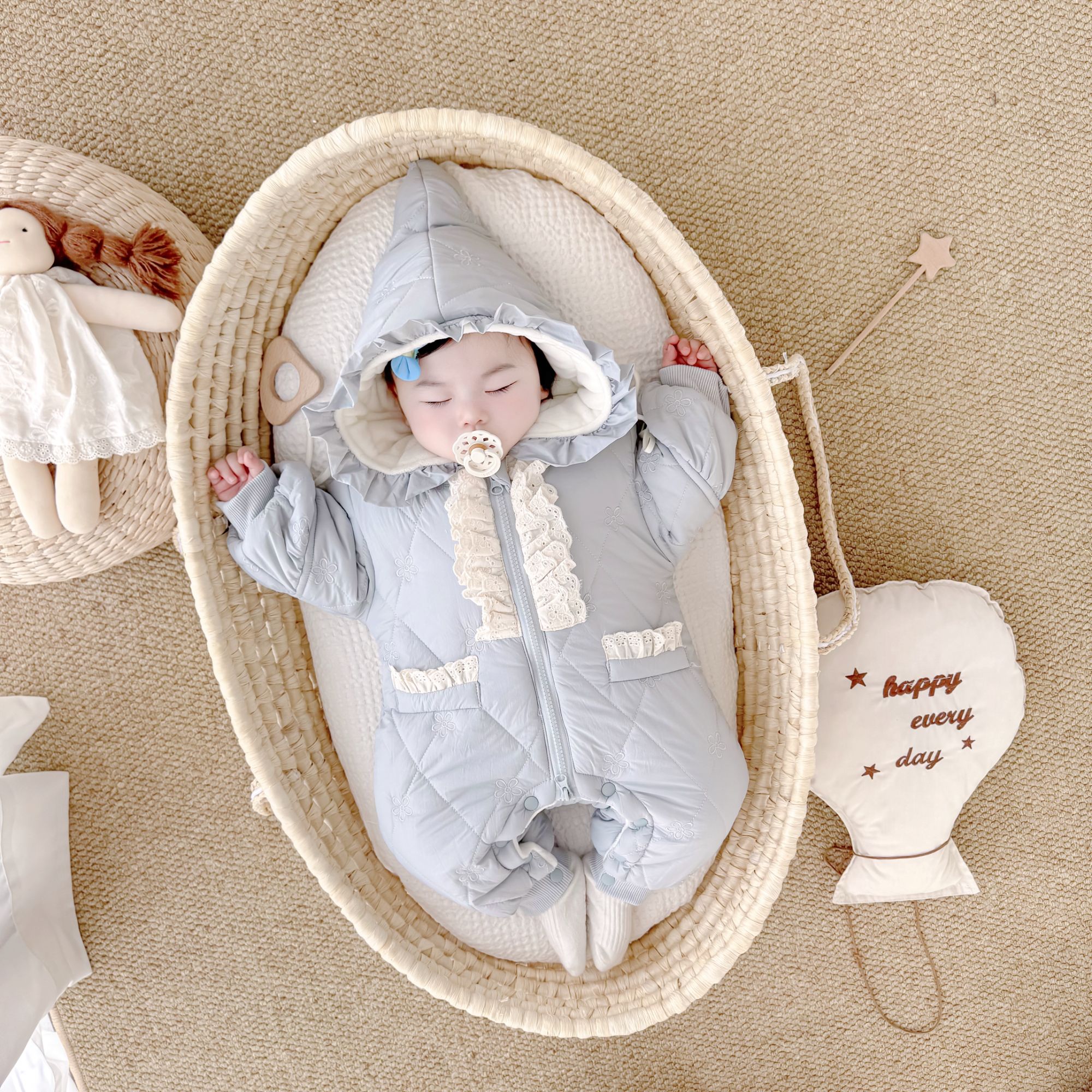 婴儿加厚连体衣冬季新款女宝宝韩系花边爬服冬款连帽外出服