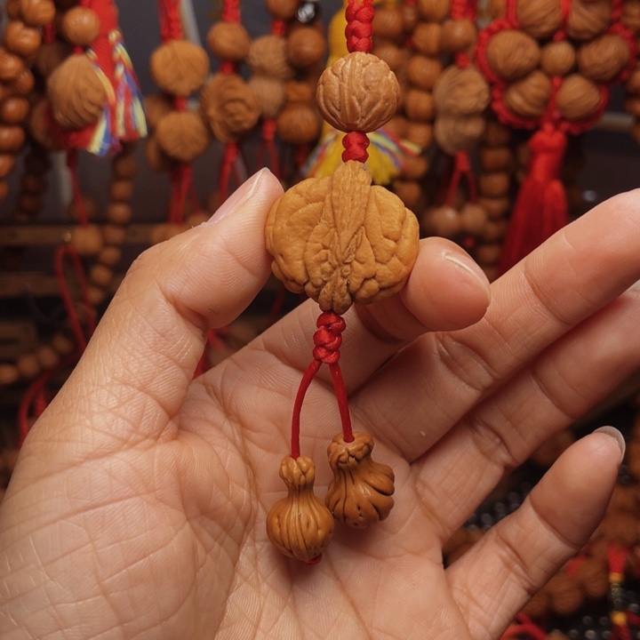 木质类龙纹桃枭挂件