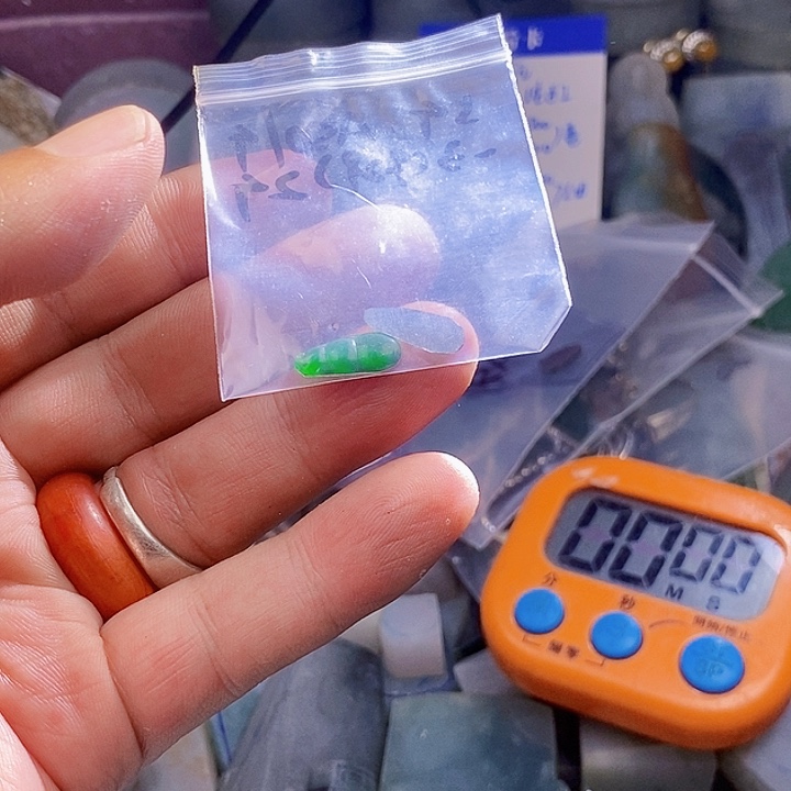翡翠未镶嵌颈饰已*载翡翠