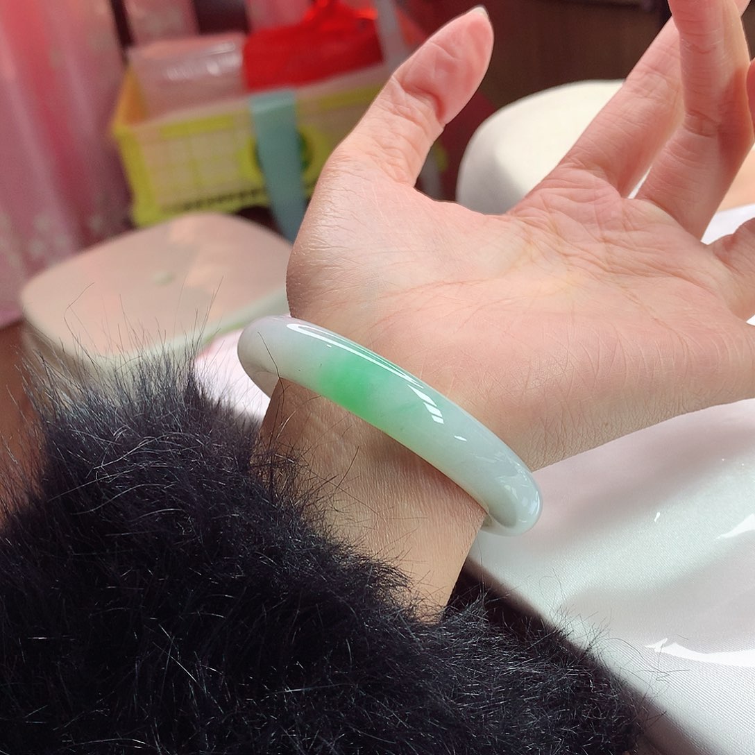 翡翠手镯未镶嵌54圈