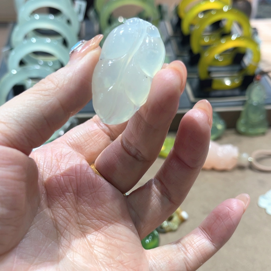 岫玉颈饰未镶嵌手镯