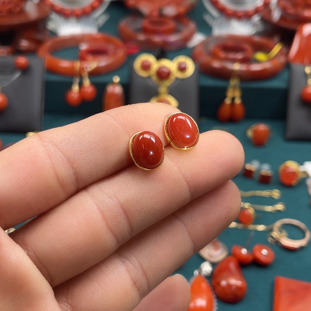 南红玛瑙川料牛血红南红耳钉银S925镀金镶嵌