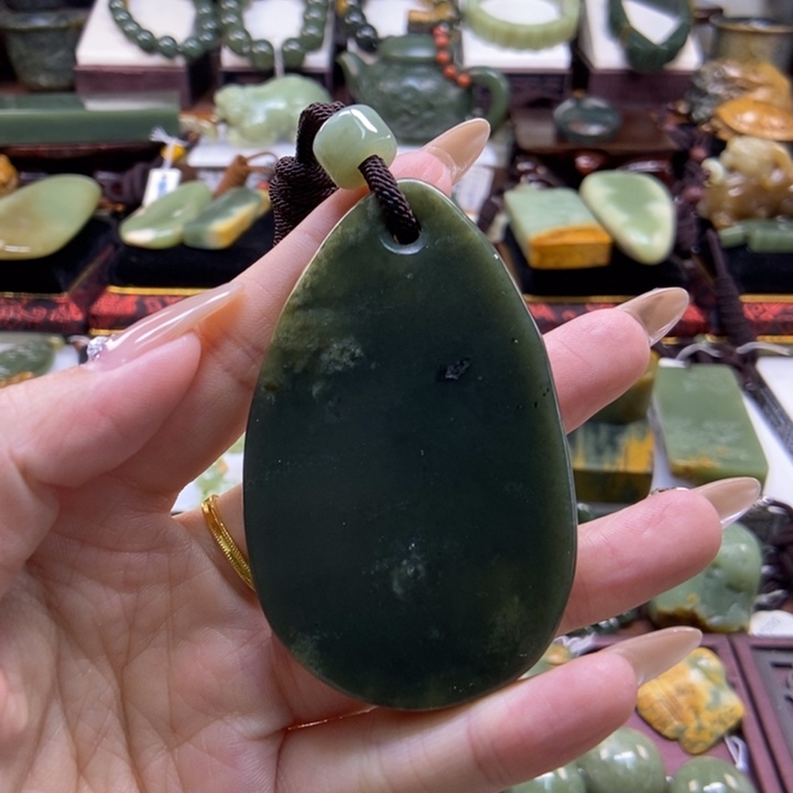 颈饰未镶嵌岫岩河磨玉（透闪石质玉）K*生