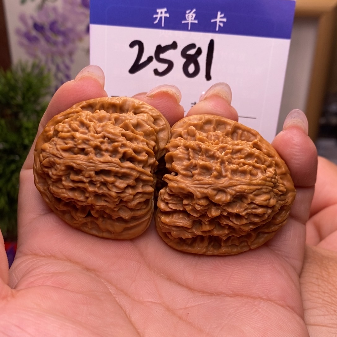 文玩核桃吊坠三角将。边40。丹