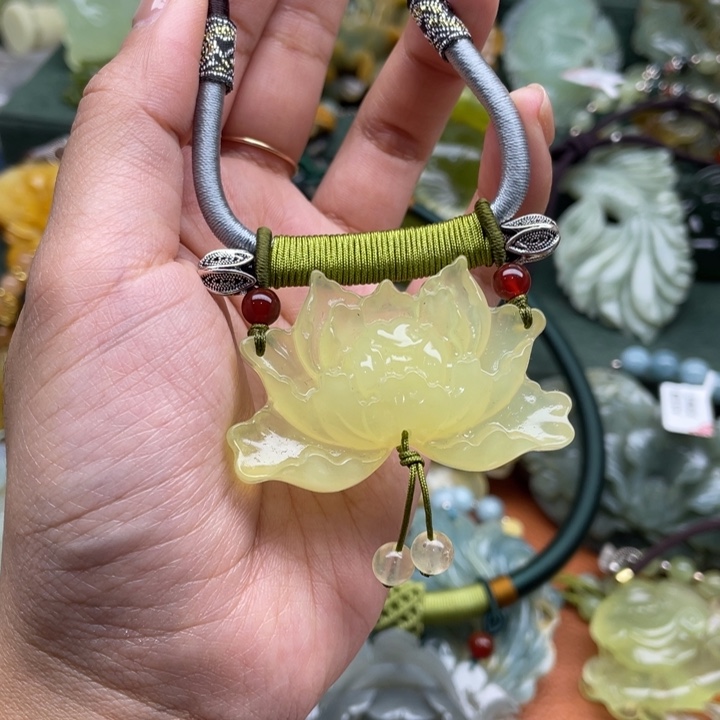 蛇纹石玉吊坠合金