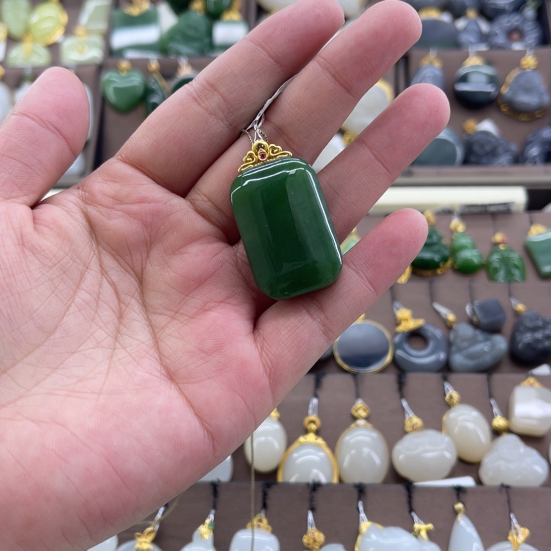 和田玉18K金镶嵌吊坠(赠链)