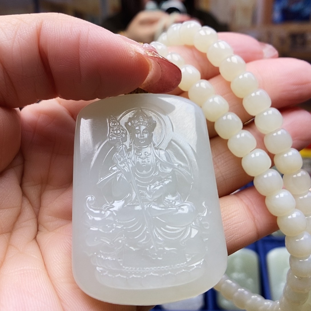 和田玉颈饰未镶嵌还***？