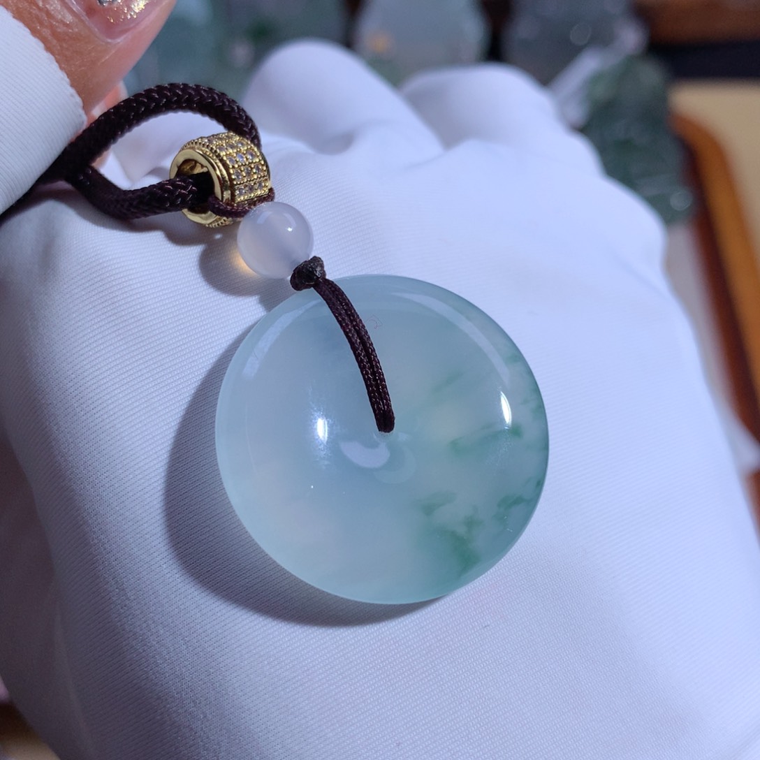 翡翠颈饰未镶嵌平安扣