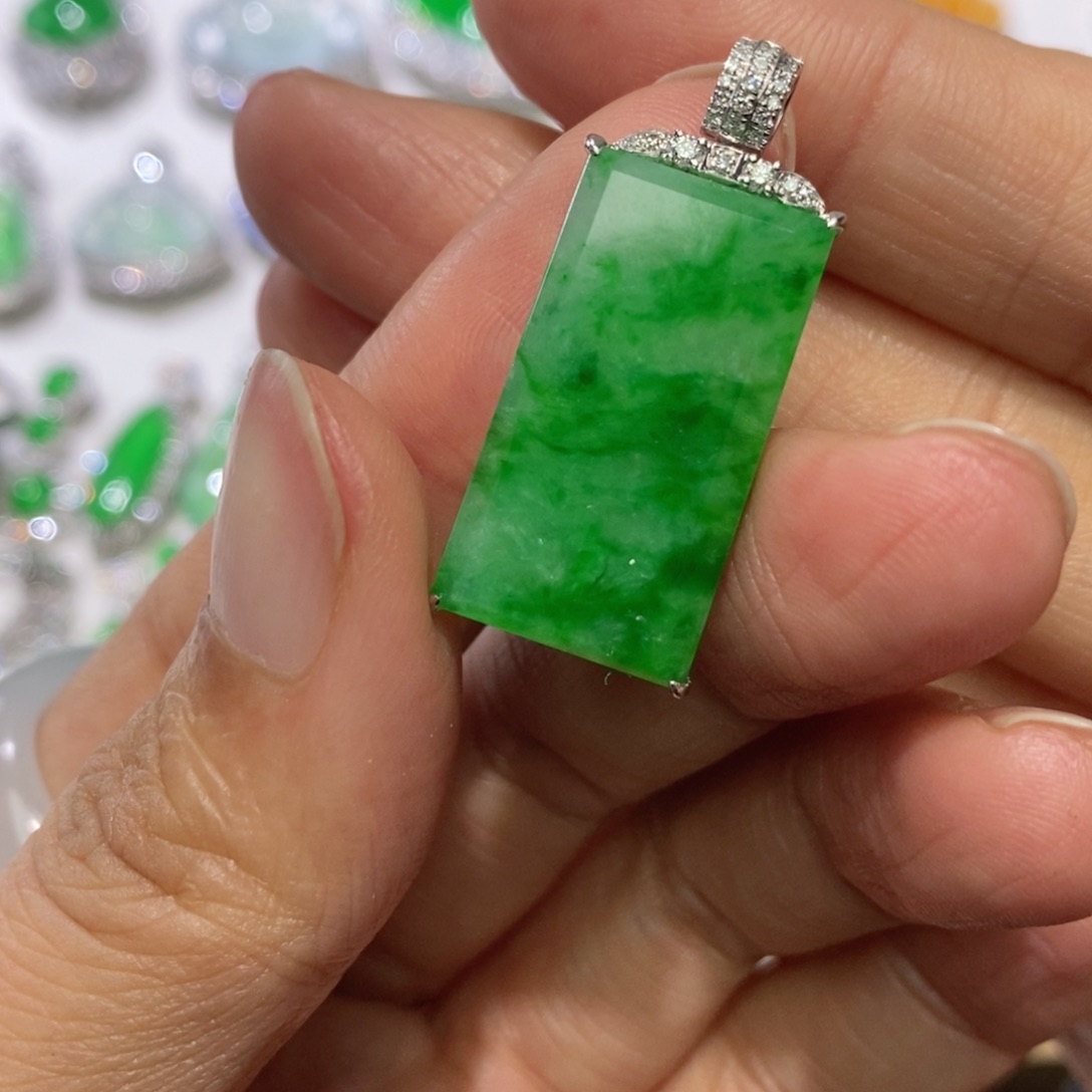 翡翠18K金镶嵌颈饰缅甸