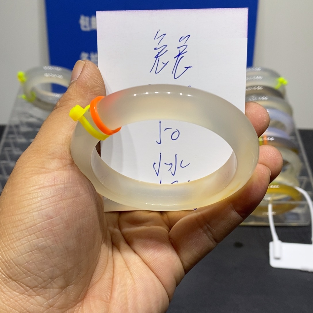 兔***财玛瑙/玉髓未镶嵌手镯