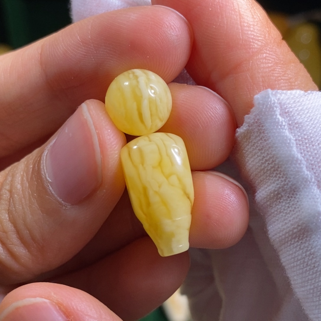 蜜蜡未镶嵌裸石微瑕