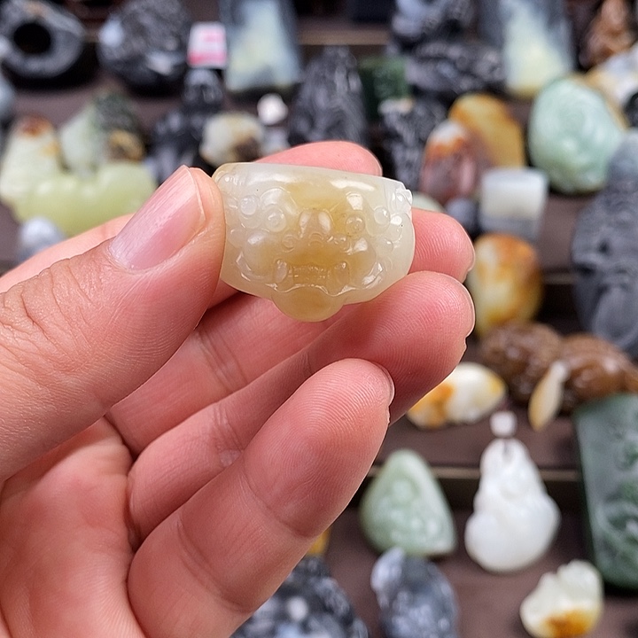 ****迷和田玉未镶嵌颈饰