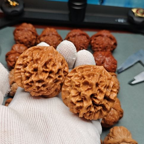 文玩核桃吊坠武*在帝王核桃