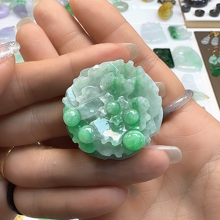 翡翠颈饰未镶嵌飘绿牡丹